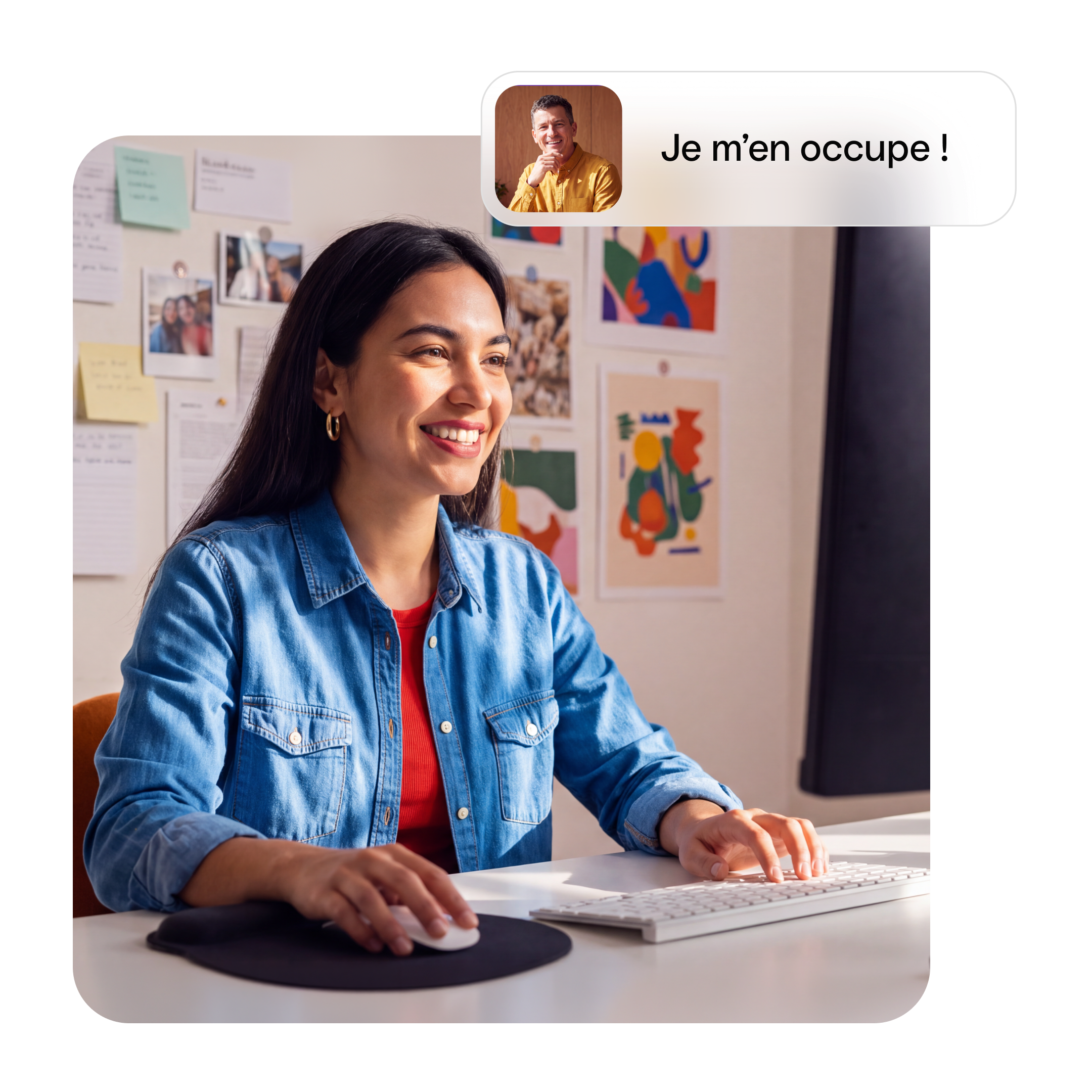 Une indépendante à son bureau, avec un message de son comptable dédié : « Je m’en occupe ! »